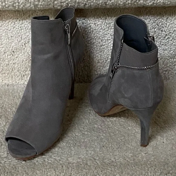 MARC FISHER SHOES/MARC FISHER ANKLE HEEL BOOTS/ SERINITY/GRAY/SIZE 7.5 M/EUC - Picture 1 of 6